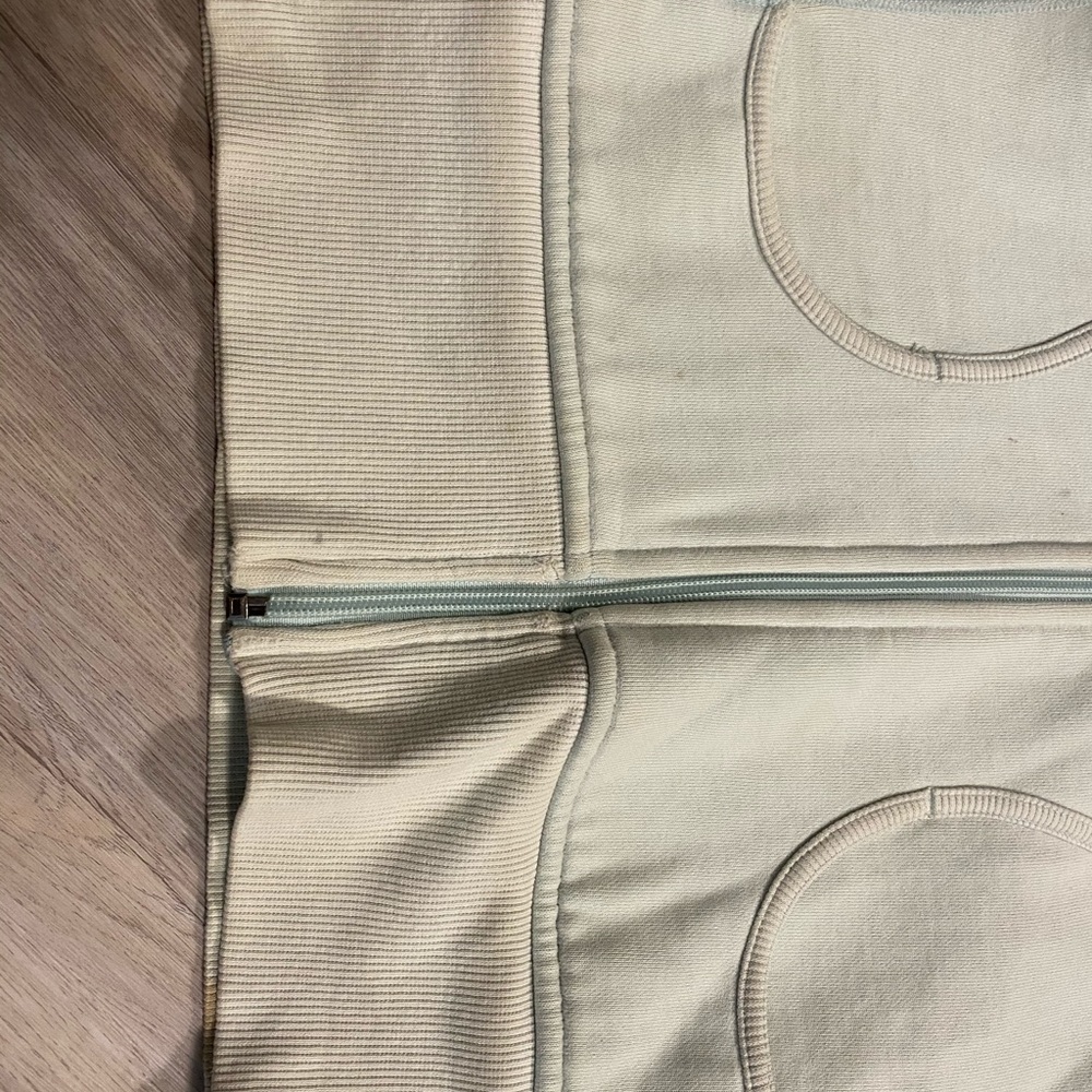 Used condition Lululemon scuba size 2 - Picture 5 of 6